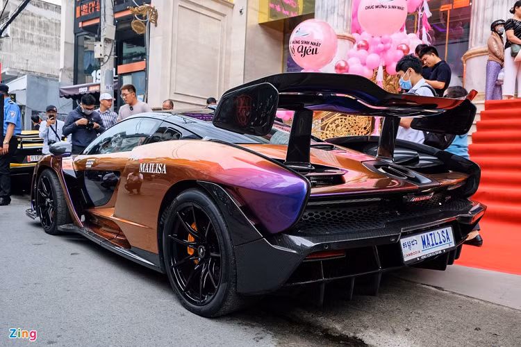 Chiếc McLaren Senna ở Sài Gòn này thuộc đời 2019. Điểm gây ấn tượng nhất của chiếc Senna này là màu sơn ngoại thất được cá nhân hóa bởi bộ phận MSO (McLaren Special Operation). Cụ thể, siêu xe này mang phối màu ngoại thất Cerberus Pearl đặc biệt.