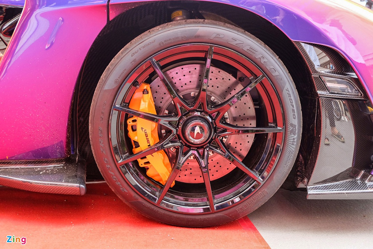 Ngoài màu sơn Cerberus Pearl, chiếc xe còn sở hữu các chi tiết được cá nhân hóa khác như nắp ca-pô carbon, màu kẹp phanh… Là siêu xe hàng đầu của McLaren, Senna có cấu trúc siêu nhẹ với khung MonoCage III và các tấm thân được làm bằng sợi carbon.