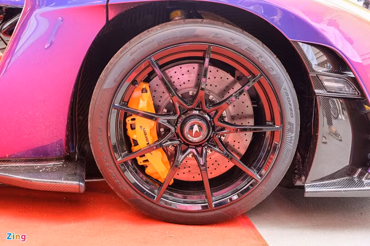 Ngoài màu sơn Cerberus Pearl, chiếc xe còn sở hữu các chi tiết được cá nhân hóa khác như nắp ca-pô carbon, màu kẹp phanh… Là siêu xe hàng đầu của McLaren, Senna có cấu trúc siêu nhẹ với khung MonoCage III và các tấm thân được làm bằng sợi carbon.