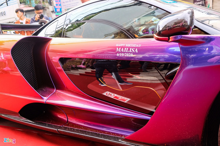 Điểm nhấn ở thiết kế của Senna là phần cửa trong suốt có thể nhìn thấu ca-bin và cánh gió carbon cỡ lớn ở phía sau. Bộ chia gió dưới gầm xe cũng được làm bằng carbon.