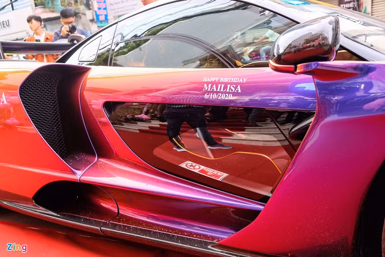 Điểm nhấn ở thiết kế của Senna là phần cửa trong suốt có thể nhìn thấu ca-bin và cánh gió carbon cỡ lớn ở phía sau. Bộ chia gió dưới gầm xe cũng được làm bằng carbon.