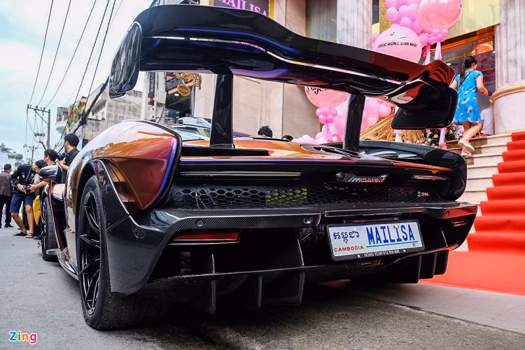 Ra mắt cuối năm 2017, McLaren Senna thuộc dòng Ultimate Series và là mẫu xe kế nhiệm huyền thoại P1. Dựa trên nền tảng của 720S, Senna được phát triển để trở thành chiếc xe tốt nhất trên đường phố và cả đường đua. 