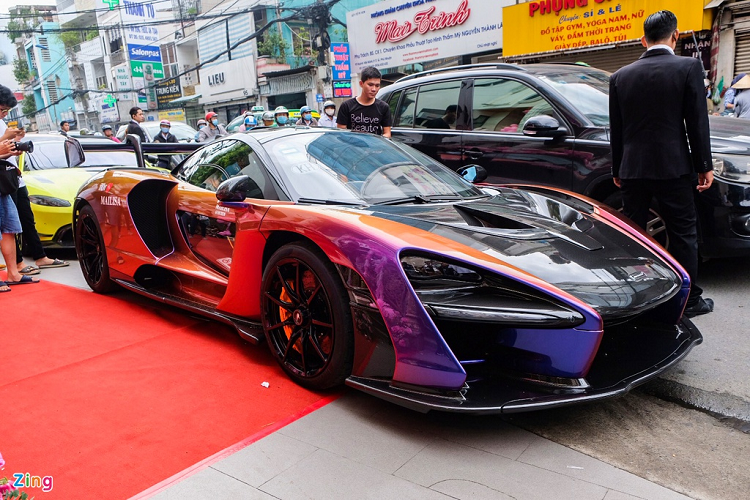 Sáng 6/10, chiếc siêu xe triệu đô McLaren Senna hàng độc xuất hiện tại một sự kiện ở quận Phú Nhuận. Siêu xe này nhận được sự quan tâm rất lớn từ giới mộ điệu Việt Nam ngay từ lúc có những tin đồn đầu tiên. 