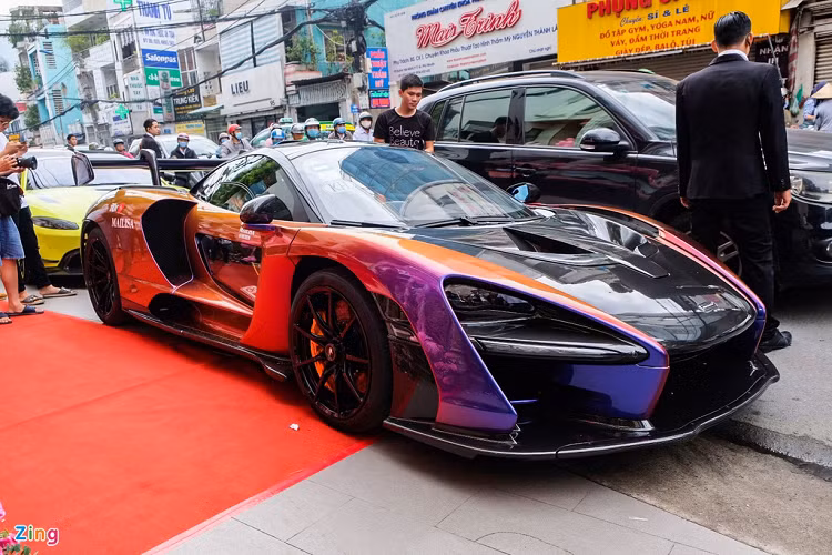 Sáng 6/10, chiếc siêu xe triệu đô McLaren Senna hàng độc xuất hiện tại một sự kiện ở quận Phú Nhuận. Siêu xe này nhận được sự quan tâm rất lớn từ giới mộ điệu Việt Nam ngay từ lúc có những tin đồn đầu tiên. 