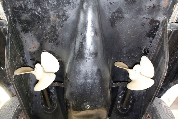 Để di chuyển trên mặt nước, nó sử dụng hai bộ đẩy chân vịt, và nói thực là tốc độ không được cao.