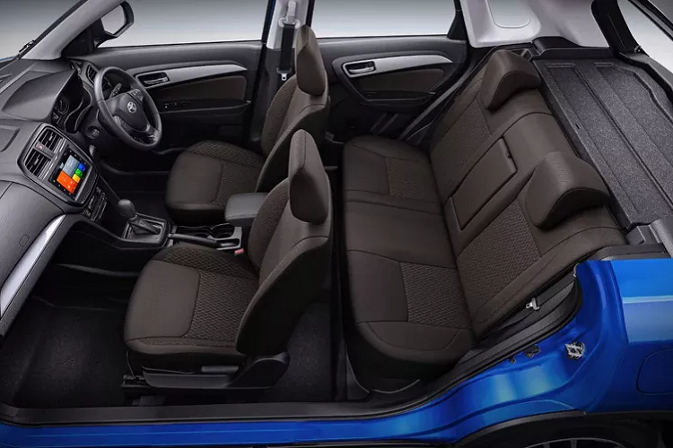 Chiếc Toyota Urban Cruiser có kích thước nhỏ hơn mẫu xe Corolla Cross vừa ra mắt ở Việt Nam và sẽ có giá bán nhỉnh hơn Brezza. Phần đầu Urban Cruiser na ná với đàn anh Fortuner với lưới tản nhiệt cỡ lớn và đèn sương mù hình thang. Hệ thống đèn pha là loại LED cùng với đó là đèn hậu và đèn sương mù cũng sử dụng công nghệ LED.