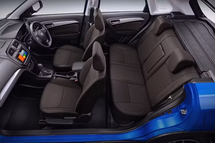 Chiếc Toyota Urban Cruiser có kích thước nhỏ hơn mẫu xe Corolla Cross vừa ra mắt ở Việt Nam và sẽ có giá bán nhỉnh hơn Brezza. Phần đầu Urban Cruiser na ná với đàn anh Fortuner với lưới tản nhiệt cỡ lớn và đèn sương mù hình thang. Hệ thống đèn pha là loại LED cùng với đó là đèn hậu và đèn sương mù cũng sử dụng công nghệ LED.