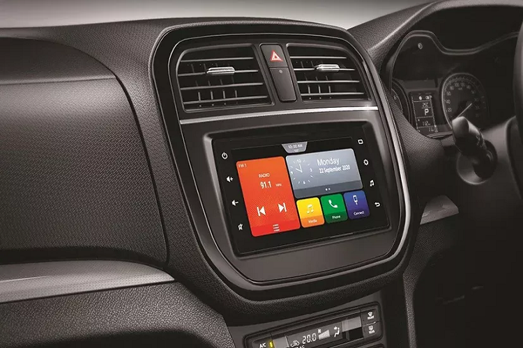 Xe trang bị mâm hợp kim 16 inch với thiết kế mặt cắt kim cương tương tự Brezza. Toyota Urban Cruiser ra mắt với 6 màu đơn sắc tùy chọn gồm Xanh lam, Nâu, Trắng, Cam, Bạc và Xám, cũng như 3 tông màu kép - Xanh / Đen, Nâu / Đen và Cam / Trắng. Nội thất xe gần như giống hệt với Brezza. Tuy nhiên, xe sử dụng tông màu nâu/đen cho cảm giác tươi mới hơn Maruti Brezza.