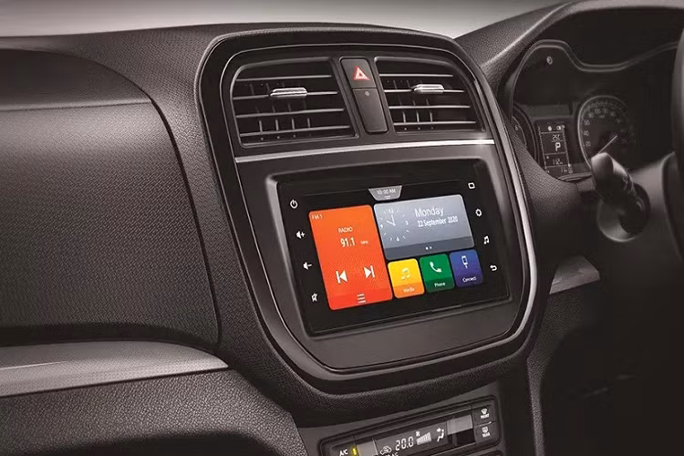 Xe trang bị mâm hợp kim 16 inch với thiết kế mặt cắt kim cương tương tự Brezza. Toyota Urban Cruiser ra mắt với 6 màu đơn sắc tùy chọn gồm Xanh lam, Nâu, Trắng, Cam, Bạc và Xám, cũng như 3 tông màu kép - Xanh / Đen, Nâu / Đen và Cam / Trắng. Nội thất xe gần như giống hệt với Brezza. Tuy nhiên, xe sử dụng tông màu nâu/đen cho cảm giác tươi mới hơn Maruti Brezza.