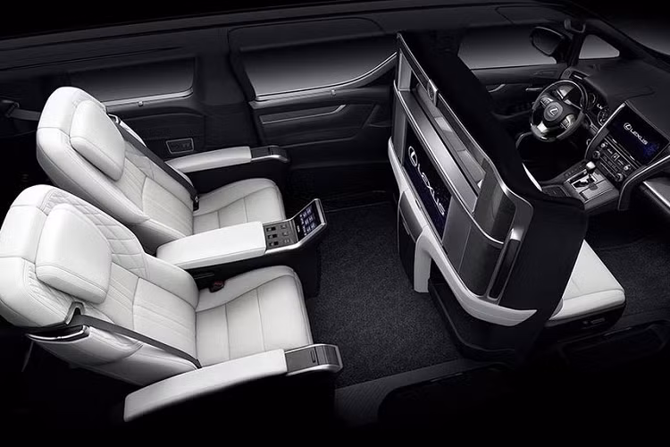 Lexus LM là mẫu MPV đình đám của hãng xe hạng sang Nhật Bản. Được phát triển dựa trên nền tảng của mẫu xe ăn khách Toyota Alphard, Lexus LM đã kế thừa và phát huy nó lên một tầm cao mới, sang trọng và đẳng cấp hơn. Đáng chú ý, Lexus LM sẽ chỉ được bán ra tại một số thị trường trọng điểm, đặc biệt là trong khu vực châu Á thay vì toàn cầu hoá như người anh em Alphard.