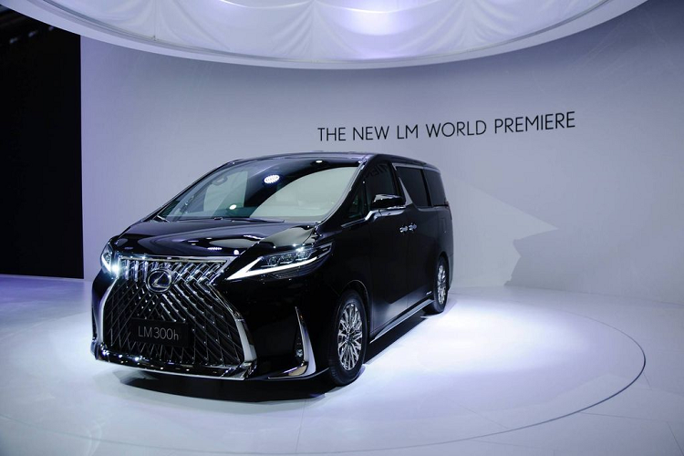 Về truyền động, Lexus LM phiên bản 4 chỗ cũng có sẵn 2 tuỳ chọn động cơ, bao gồm động cơ hybrid với máy xăng 2.5L 4 xy-lanh và một mô-tơ điện, sản sinh ra công suất 161 mã lực và một phiên bản sử dụng động cơ xăng V6 3.5L.