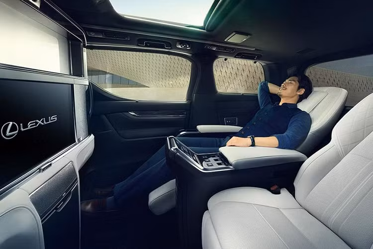 Ngoài ra, Lexus LM phiên bản 4 chỗ có thêm trang bị màn hình giải trí TV 26 inch cỡ lớn, tủ lạnh, điều hoà tự động độc lập, cửa điện, hệ thống thông tin điều khiển trên tay người ngồi giúp chủ nhân có thể điều chỉnh mọi chức năng của xe một cách đơn giản nhất.