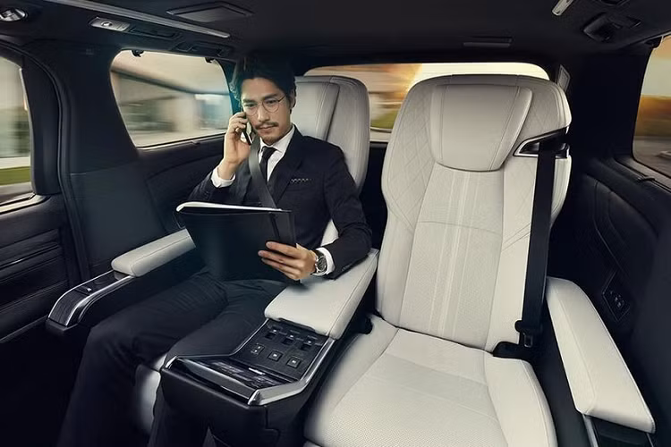 Bên cạnh đó, hai chiếc ghế đặc biệt trên LM cũng có chức năng massage, sưởi/làm mát, đệm chân, bọc da cao cấp.