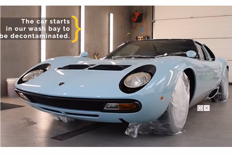 Siêu xe này là 1 trong đúng 7 chiếc Lamborghini Miura SV tay lái nghịch (nằm bên phải) trên toàn thế giới. Xe được sơn màu xanh dương nhạt tuyệt đẹp với bậc cửa bên sườn màu xám hài hòa.