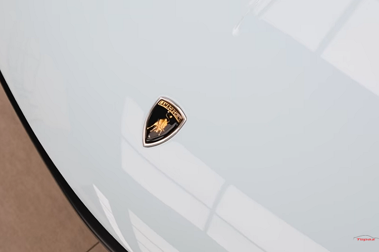 Vì thế, những chiếc Lamborghini Miura SV vẫn còn tồn tại ngày nay thường được "cưng như cưng trứng, hứng như hứng hoa". Đoạn video quay quá trình phủ lớp bảo vệ sơn ngoại thất cho chiếc siêu xe Lamborghini Miura SV P400 SV này là một ví dụ điển hình.