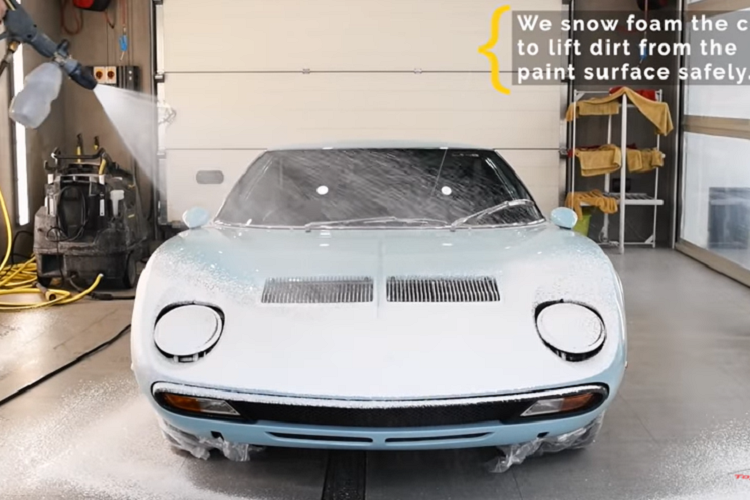 Sau khi được chăm sóc và phủ lớp bảo vệ sơn ngoại thất, chiếc Miura SV trông như vừa được xuất xưởng khỏi nhà máy của hãng Lamborghini. Nhờ đó, chủ nhân của chiếc Lamborghini Miura SV có thể tự tin hơn khi đưa xế cưng xuống phố.