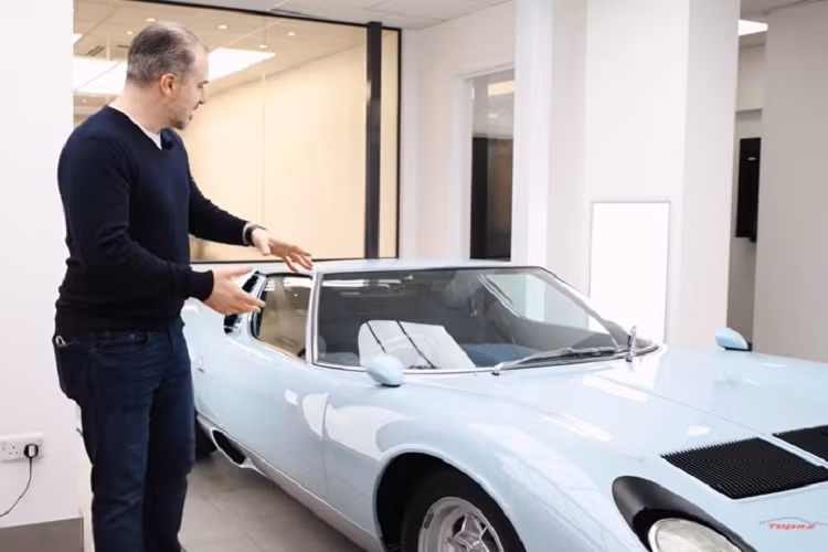 Sau đó, các chuyên gia của Topaz Detailing bọc một số chi tiết ngoại thất để không bị máy đánh bóng làm hỏng như khe gió trên nắp ca-pô, cửa số, kính lái, đèn chiếu sáng, viền lưới tản nhiệt hay la-zăng. Công đoạn tiếp theo là đánh bóng toàn bộ phần thân xe.