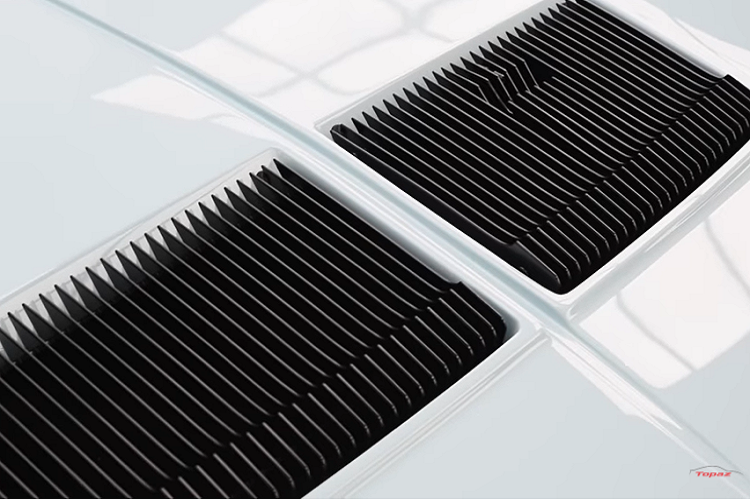 Chiếc siêu xe Lamborghini Miura SV hàng hiếm này được chăm sóc dưới bàn tay của các chuyên gia đến từ công ty Topaz Detailing. Trước khi tiến hành phủ lớp bảo vệ, chuyên gia chăm sóc ôtô của Topaz Detailing đã rửa sạch toàn bộ chiếc xe. Tiếp đến là dùng đất sét để loại bỏ bụi bẩn bám lên sơn ngoại thất.