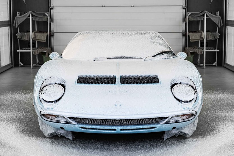 Khi được hỏi đâu là siêu xe đầu tiên trên thế giới, người ta thường đưa ra 2 đáp án là Mercedes-Benz 300SL với cửa cánh chim huyền thoại hoặc Lamborghini Miura. Được sản xuất từ năm 1966 - 1973, siêu xe Lamborghini Miura có tổng cộng 764 chiếc "ra lò". Trong đó, chỉ có đúng 150 chiếc Lamborghini Miura thuộc bản P400 SV.