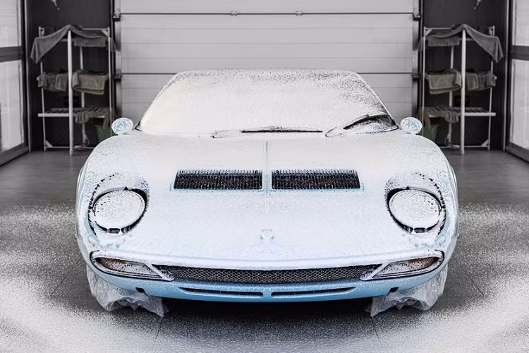 Khi được hỏi đâu là siêu xe đầu tiên trên thế giới, người ta thường đưa ra 2 đáp án là Mercedes-Benz 300SL với cửa cánh chim huyền thoại hoặc Lamborghini Miura. Được sản xuất từ năm 1966 - 1973, siêu xe Lamborghini Miura có tổng cộng 764 chiếc "ra lò". Trong đó, chỉ có đúng 150 chiếc Lamborghini Miura thuộc bản P400 SV.