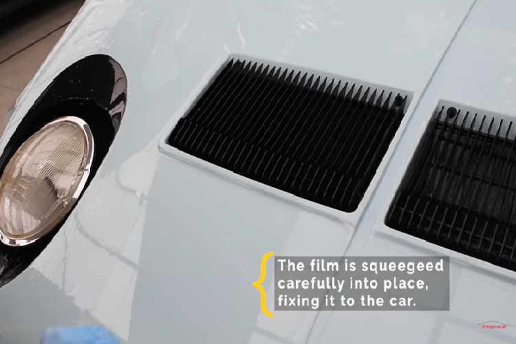 Cuối cùng là bọc lớp film trong suốt để bảo vệ sơn ngoại thất của chiếc siêu xe hiếm. Thậm chí, Topaz Detailing còn bổ sung lớp phủ ceramic lên film để tăng khả năng bảo vệ cho sơn xe.