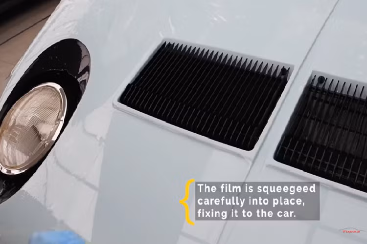 Cuối cùng là bọc lớp film trong suốt để bảo vệ sơn ngoại thất của chiếc siêu xe hiếm. Thậm chí, Topaz Detailing còn bổ sung lớp phủ ceramic lên film để tăng khả năng bảo vệ cho sơn xe.