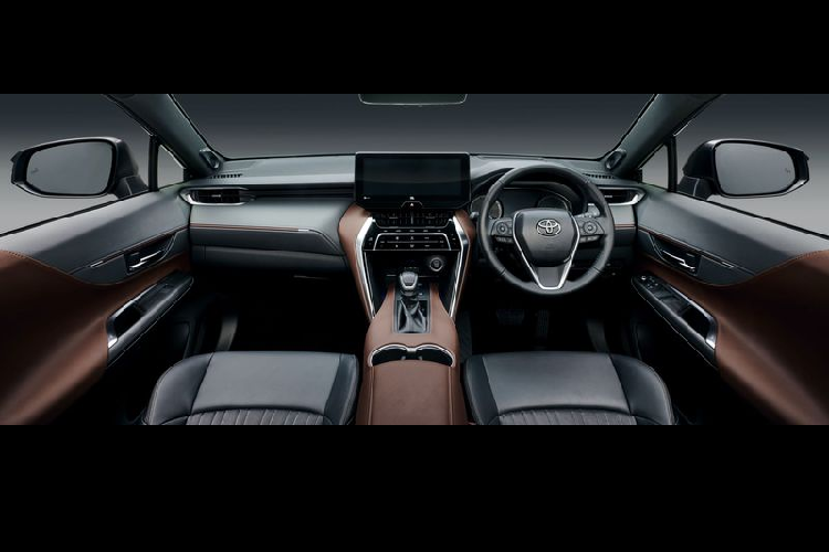 Cũng ở phần đầu xe, Harrier 2021 được thiết kế với mặt ca-lăng mạ chrome khá dày, bên dưới cũng là một thanh kim loại sáng bóng hình chữ V chạy xuyên suốt hai bên đầu đèn chính và phần nắp ca-pô với những đường gân dập nổi. Ngoài ra, Harrier 2021 cũng được trang bị một cặp mâm 19 inch đa chấu với lốp lốp 225/55R19 khá khoẻ mạnh và phù hợp với tổng thể thân xe.