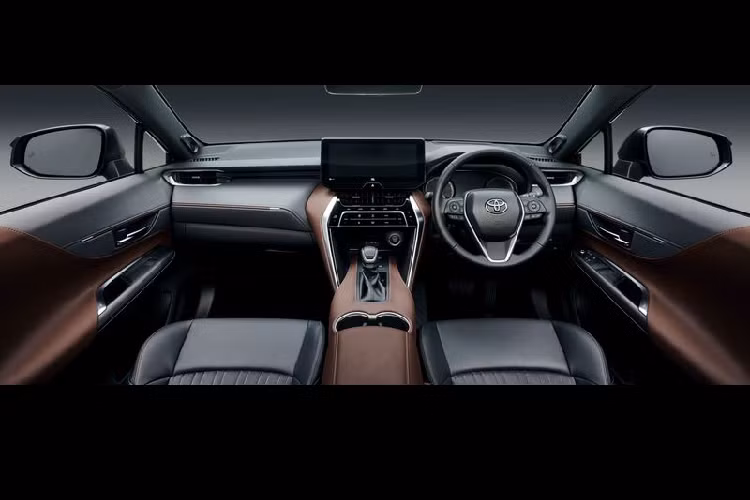 Cũng ở phần đầu xe, Harrier 2021 được thiết kế với mặt ca-lăng mạ chrome khá dày, bên dưới cũng là một thanh kim loại sáng bóng hình chữ V chạy xuyên suốt hai bên đầu đèn chính và phần nắp ca-pô với những đường gân dập nổi. Ngoài ra, Harrier 2021 cũng được trang bị một cặp mâm 19 inch đa chấu với lốp lốp 225/55R19 khá khoẻ mạnh và phù hợp với tổng thể thân xe.