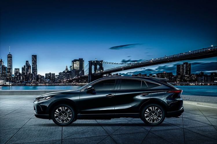 Bên cạnh vẻ đẹp thẩm mỹ, Toyota cũng trang bị trên Harrier 2021 khá nhiều tiện ích như màn hình giải trí cảm ứng 12.3 inch có kết nối điện thoại thông minh, hệ thống âm thanh 9 loa JBL, hệ thống định vị T-Connect SD, gương chiếu hậu kỹ thuật số lần đâu tiên được áp dụng, cho phép chụp ảnh các vật thể trước và sau xe, cửa sổ cách âm mới, tăng cường vật liệu chống ồn...