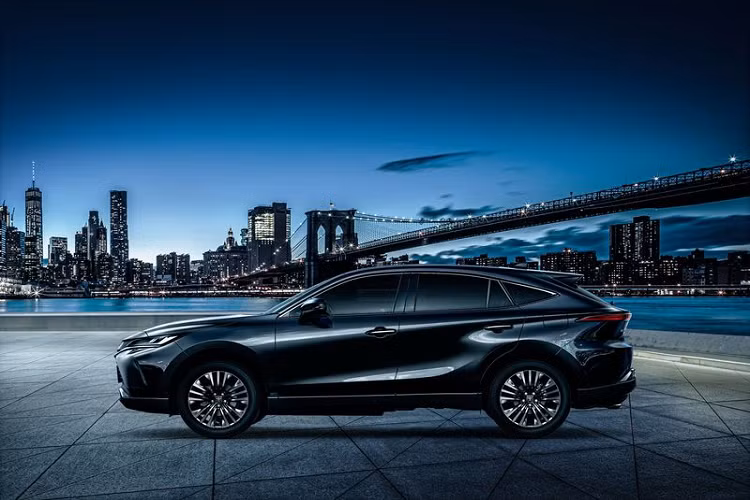 Bên cạnh vẻ đẹp thẩm mỹ, Toyota cũng trang bị trên Harrier 2021 khá nhiều tiện ích như màn hình giải trí cảm ứng 12.3 inch có kết nối điện thoại thông minh, hệ thống âm thanh 9 loa JBL, hệ thống định vị T-Connect SD, gương chiếu hậu kỹ thuật số lần đâu tiên được áp dụng, cho phép chụp ảnh các vật thể trước và sau xe, cửa sổ cách âm mới, tăng cường vật liệu chống ồn...