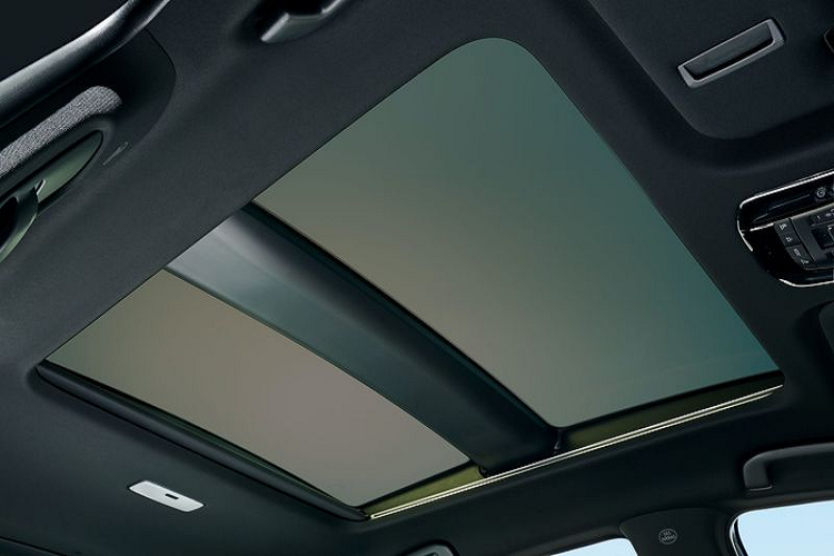 Tiến vào không gian nội thất, sự trẻ trung và cao cấp là những thứ hiện diện rõ nét đặc biệt trên Harrier 2021. Công bằng mà nói, đây có thể được xem là một trong những không gian cabin đẹp nhất trong phân khúc xe crossover tầm trung hiện nay.