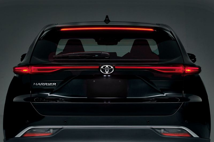 Về vóc dáng tổng thể, Toyota Harrier 2021 mang phong cách thiết kế của những mẫu crossover thể thao hạng sang với bộ mui được vát xuống dưới đuôi, tạo điểm nhấn không hề nhỏ về thị giác. Kết hợp với đó, Harrier có một phần đầu xe dài, trần xe cong nhẹ càng góp phần tạo nên diện mạo thể thao cho mẫu xe này.