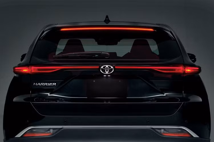 Về vóc dáng tổng thể, Toyota Harrier 2021 mang phong cách thiết kế của những mẫu crossover thể thao hạng sang với bộ mui được vát xuống dưới đuôi, tạo điểm nhấn không hề nhỏ về thị giác. Kết hợp với đó, Harrier có một phần đầu xe dài, trần xe cong nhẹ càng góp phần tạo nên diện mạo thể thao cho mẫu xe này.