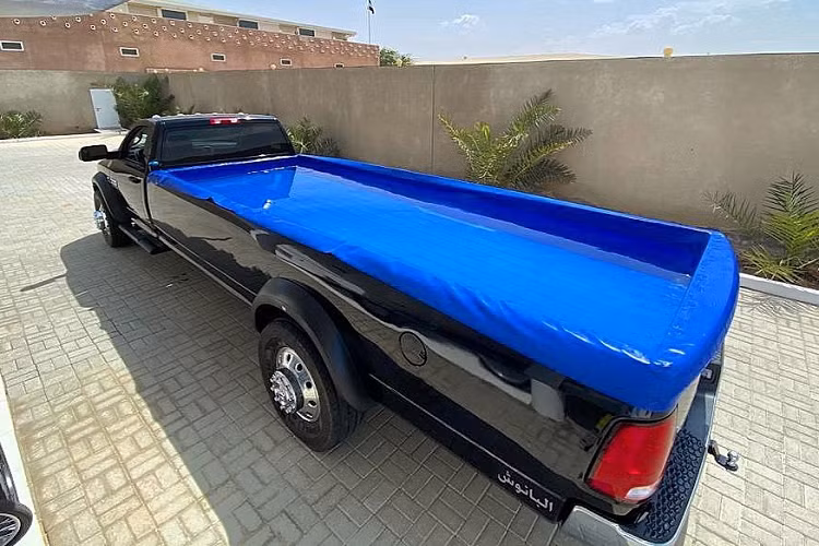 Chiếc siêu bán tải Ram 4500 này là thuộc Viện bảo tàng Lịch sử Xe off-road của Các Tiểu Vương Quốc Ả Rập Thống Nhất (UAE) và nó có trang bị một thùng xe dài 4,87 mét, dài nhất trên thế giới. Để lắp đặt thùng xe dài thế này, trục cơ sở của xe đã được kéo dài lên khoảng 5,18 mét.