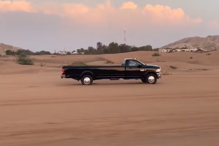 Thùng xe của nó có thể biến thành một bể bơi giải nhiệt như thế này.