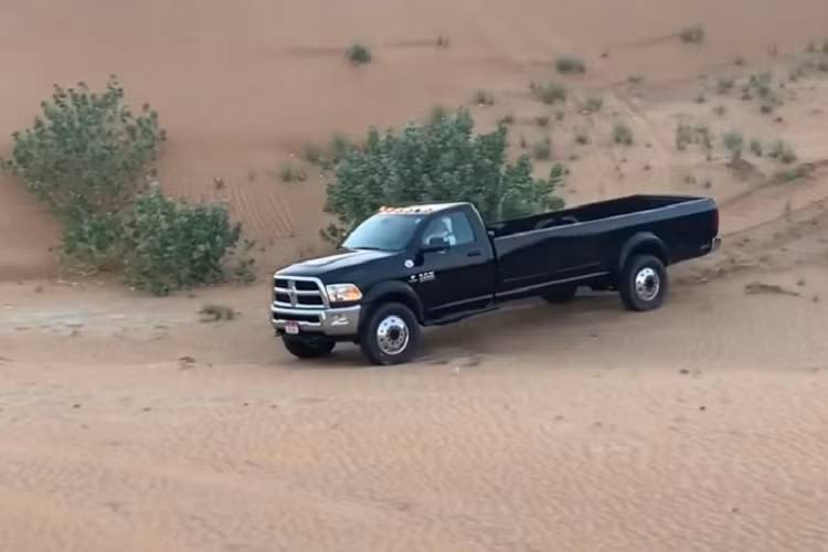 Như được biết, chiếc Ram 4500 này vẫn chạy bằng động cơ dầu Cummins dung tích 6.7 lít tiêu chuẩn. Động cơ này chắc là hoạt động hết sức vất vả trước kích thước to lớn hơn thường của chiếc xe, đặc biệt là khi leo lên những đồi cát khổng lồ ở UAE.