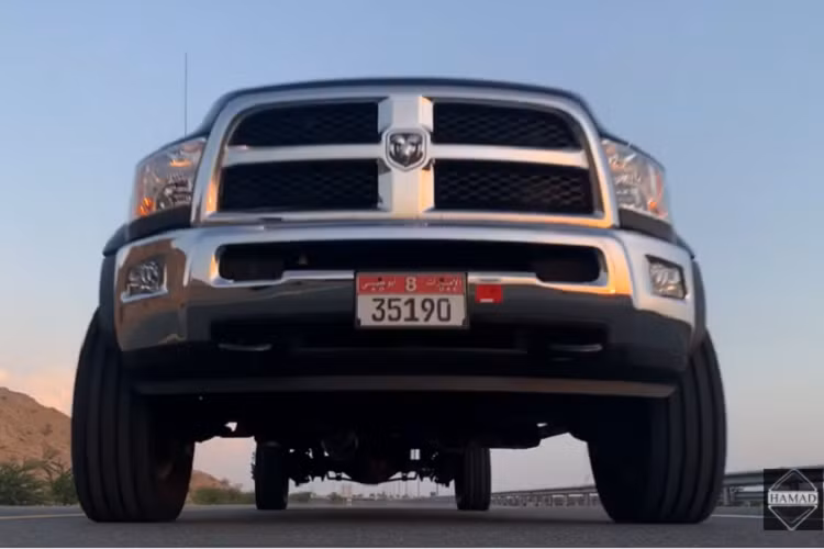 Ngoài việc kéo dài trục cơ sở để lắp vừa thùng xe mới, chiếc xe dường như không thay đổi gì khác