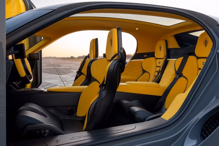 Để làm cho Jesko Absolut đạt tốc độ nhanh nhất có thể, Koenigsegg phải thiết kế, thay đổi một số chi tiết nhằm giảm hệ số kéo xuống chỉ còn 0,278 cd. Để đạt được điều đó, các kỹ sư từ đội ngũ của Koenigsegg đã dành ra 3.000 giờ để phân tích khí động học bên trong hầm gió CFD. Đội cũng phải tốn thêm 5.000 giờ dành cho thiết kế và chế tạo chiếc xe.