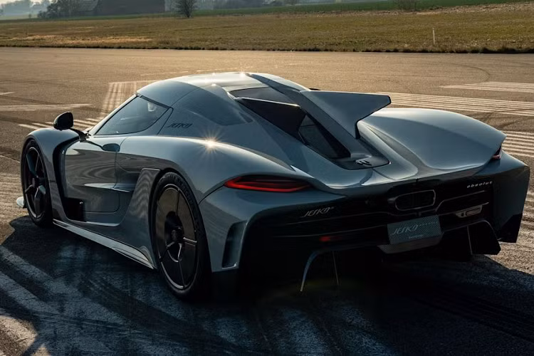 Tương tự như trên Koenigsegg Jesko trước đây, biến thể Absolut vừa ra mắt vẫn sẽ được trang bị khối động cơ V8 5.0 lít tăng áp kép với trục khuỷu phẳng, sản sinh 1.280 mã lực và mô-men xoắn lên tới 1.000 Nm khi sử dụng nhiên liệu xăng thông thường. Nếu sử dụng nhiên liệu hữu cơ E85, công suất của xe có thể tăng lên 1.600 mã lực và mô men xoắn lên đến 1.500 Nm.