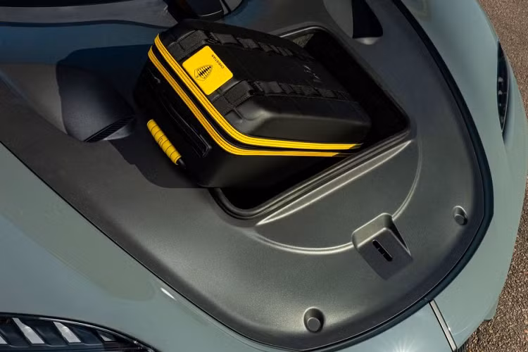 Sức mạnh được truyền đến bánh sau thông qua hộp số Lightspeed 9 cấp mới của Koenigsegg. Hộp số này sử dụng công nghệ mới với tổng cộng tám bộ ly hợp và tám trục truyền động khác nhau, mang đến khả năng sang số tức thời mà không phải theo thứ tự từng cấp số. Hộp số này chỉ năng 90 kg tuy nhiên có thể kiểm soát đến 1.600 Nm mô-men xoắn.