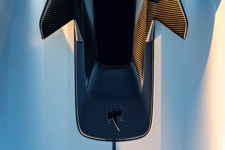 Hãng siêu xe Koenigsegg mới đây đã mang hai chiếc xe này ra sân bay ngay phía sau nhà máy, nơi hãng sử dụng để thử nghiệm các tốc độ và đón khách đến bằng các chuyên cơ cá nhân để tạo nên một bộ ảnh đẹp mắt. Ngoài ra, buổi chụp ảnh này còn có sự xuất hiện của chiếc Koenigsegg Jesko nguyên mẫu đang được sử dụng làm xe phát triển.