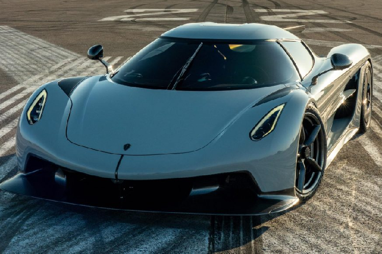 Bên cạnh Jesko Absolut, Koenigsegg cũng đã ra mắt mẫu hypercar bốn chỗ đầu tiên trên thế giới vào đầu tháng 3 vừa qua với tên gọi Gemera. Không chỉ là một chiếc mega-GT với bốn chỗ ngồi thoải mái và khoang hành lý đủ rộng cho bốn người, Gemera còn là một chiếc siêu xe với công suất và khả năng vận hành không thua kém những người anh em của nó.