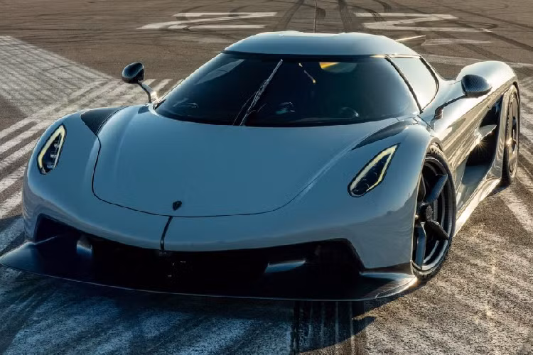 Bên cạnh Jesko Absolut, Koenigsegg cũng đã ra mắt mẫu hypercar bốn chỗ đầu tiên trên thế giới vào đầu tháng 3 vừa qua với tên gọi Gemera. Không chỉ là một chiếc mega-GT với bốn chỗ ngồi thoải mái và khoang hành lý đủ rộng cho bốn người, Gemera còn là một chiếc siêu xe với công suất và khả năng vận hành không thua kém những người anh em của nó.