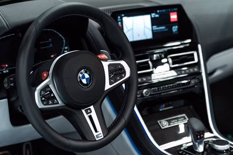 Bên cạnh đó, phiên bản hạng trung được nâng cấp phần mềm và các ống xả, mang tới sức mạnh 760 mã lực và 930 Nm.