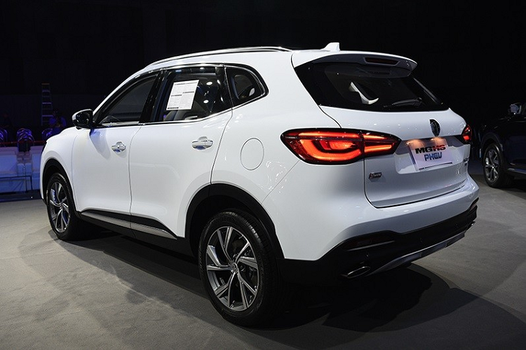 Khi mua MG HS PHEV 2020, khách hàng Thái Lan có thể chọn phiên bản màu trắng Arctic White với nội thất trắng - xanh đậm, màu đỏ Scarlet Red với nội thất đen và màu đen Black Black Knight với nội thất đen. Dự kiến, xe sẽ bắt đầu được giao tới tay khách hàng Thái Lan vào đầu tháng 11 tới. Hiện chưa rõ MG HS PHEV có về Việt Nam trong thời gian tới hay không. Tại Việt Nam, MG HS hiện có giá dao động từ 788 - 999 triệu đồng, cạnh tranh với Honda CR-V, Mazda CX-5 và Hyundai Tucson.