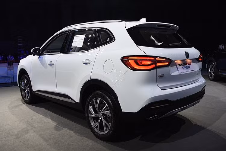 Khi mua MG HS PHEV 2020, khách hàng Thái Lan có thể chọn phiên bản màu trắng Arctic White với nội thất trắng - xanh đậm, màu đỏ Scarlet Red với nội thất đen và màu đen Black Black Knight với nội thất đen. Dự kiến, xe sẽ bắt đầu được giao tới tay khách hàng Thái Lan vào đầu tháng 11 tới. Hiện chưa rõ MG HS PHEV có về Việt Nam trong thời gian tới hay không. Tại Việt Nam, MG HS hiện có giá dao động từ 788 - 999 triệu đồng, cạnh tranh với Honda CR-V, Mazda CX-5 và Hyundai Tucson.