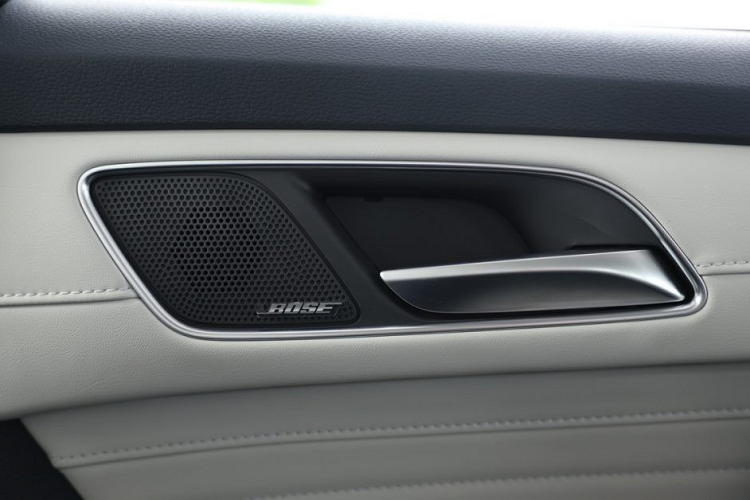 Vô lăng vát đáy, bảng đồng hồ kỹ thuật số toàn phần với màn hình 12 inch. Màn hình cảm ứng 10 inch của hệ thống thông tin giải trí