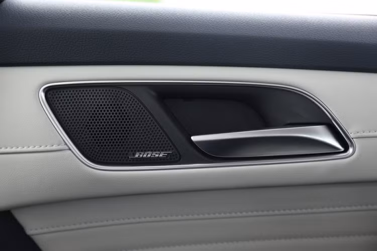 Vô lăng vát đáy, bảng đồng hồ kỹ thuật số toàn phần với màn hình 12 inch. Màn hình cảm ứng 10 inch của hệ thống thông tin giải trí