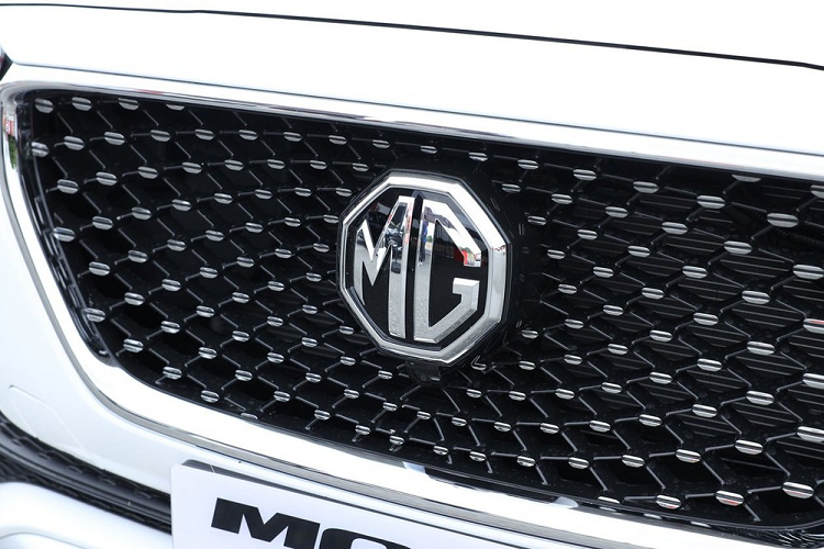 Ngoài ra, MG HS PHEV 2020 còn có 5 chế độ lái là Normal, Eco, EV, Sport và Super Sport. Nguồn cung cấp điện năng cho mô-tơ là cụm pin lithium-ion 16,6 kWh, cho phép xe chạy hết quãng đường 67 km mà không cần dùng đến động cơ xăng.