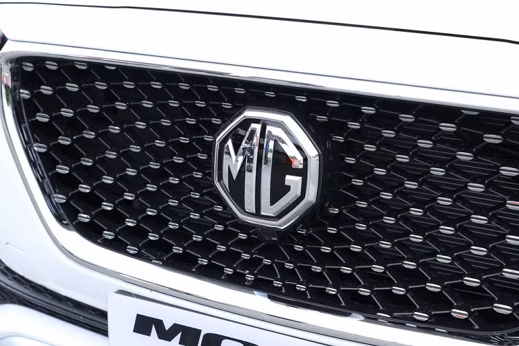 Ngoài ra, MG HS PHEV 2020 còn có 5 chế độ lái là Normal, Eco, EV, Sport và Super Sport. Nguồn cung cấp điện năng cho mô-tơ là cụm pin lithium-ion 16,6 kWh, cho phép xe chạy hết quãng đường 67 km mà không cần dùng đến động cơ xăng.